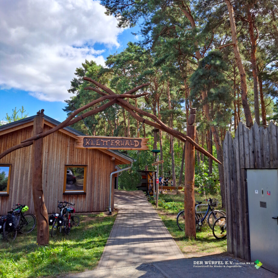 01 Fahrt in den Kletterwald Lübben am 11. August 2026 . Am 11. August 2026 starteten trafen wir uns mit unseren Ferienkids am Bahnhof Senftenberg, schnürten unsere Verpflegungspacks und machten uns mit dem RE 7 auf die Reise Richtung Lübben. Und dann ging im Kletterpark ordentlich die Post ab. Nach einer Einweisung vor Ort stellten sich unsere Ferienkids härtesten Herausforderungen und Nervenkitzeln. 😊 Mut, gute Laune und vor allem Sportsgeist hatten wir dabei. . . . Ein großer Dank geht hierbei an das Jugendamt Senftenberg und den Landkreis OSL für die finanzielle Unterstützung. . #sozialarbeit #senftenberg #sozialarbeiterin #sozialarbeiter #ferienprogramm ferienaktion ferien schulsozialarbeit derwürfel_ev clubwk3 kinderundjugendarbeit jugendarbeit soziales wer_das_liest_ist_toll jugendförderung freizeit see jugendarbeit lesenisttoll duauch schulsozialarbeit_gs_am_see regenbogengrundschule sozialarbeitanschulen würfele.v. clubwk3 soziales jugendförderung freizeit see jugendarbeit Beteiligung 18a