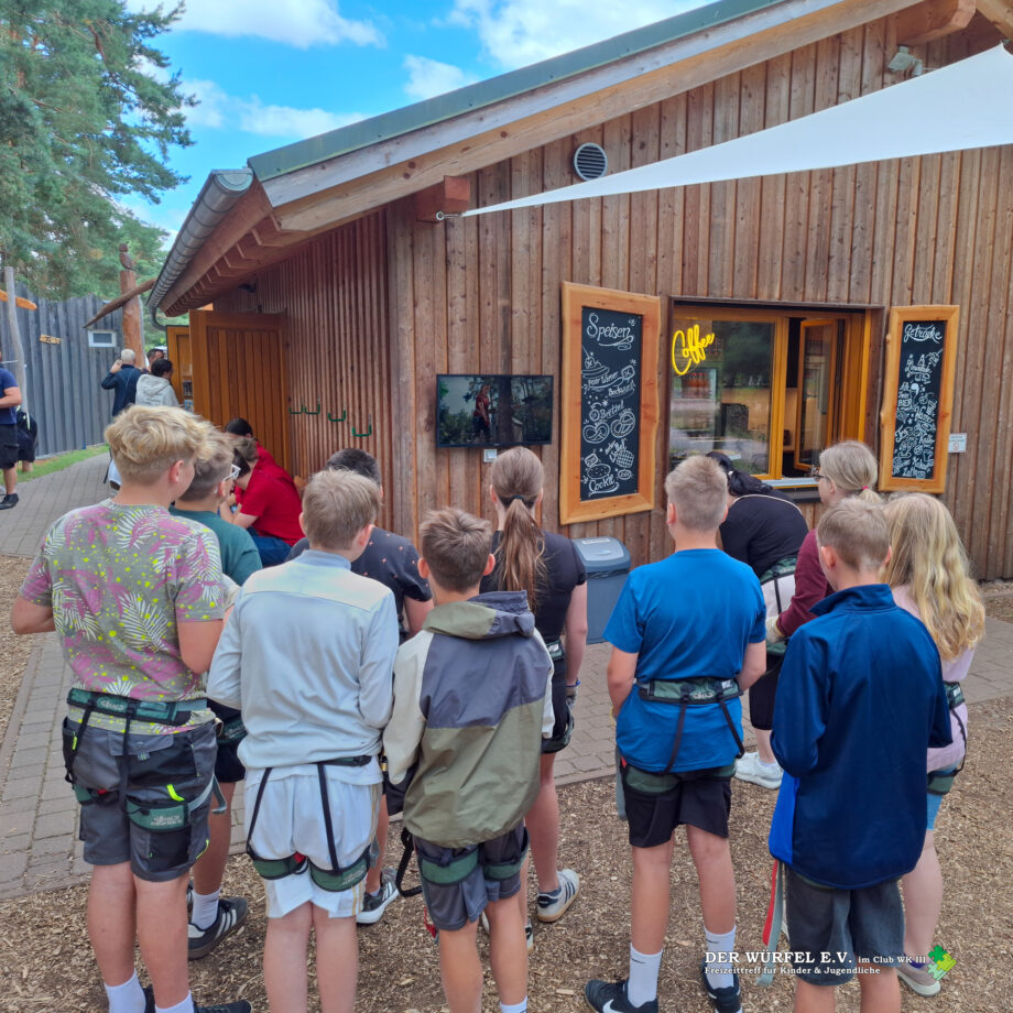 02 Fahrt in den Kletterwald Lübben am 11. August 2026 . Am 11. August 2026 starteten trafen wir uns mit unseren Ferienkids am Bahnhof Senftenberg, schnürten unsere Verpflegungspacks und machten uns mit dem RE 7 auf die Reise Richtung Lübben. Und dann ging im Kletterpark ordentlich die Post ab. Nach einer Einweisung vor Ort stellten sich unsere Ferienkids härtesten Herausforderungen und Nervenkitzeln. 😊 Mut, gute Laune und vor allem Sportsgeist hatten wir dabei. . . . Ein großer Dank geht hierbei an das Jugendamt Senftenberg und den Landkreis OSL für die finanzielle Unterstützung. . #sozialarbeit #senftenberg #sozialarbeiterin #sozialarbeiter #ferienprogramm ferienaktion ferien schulsozialarbeit derwürfel_ev clubwk3 kinderundjugendarbeit jugendarbeit soziales wer_das_liest_ist_toll jugendförderung freizeit see jugendarbeit lesenisttoll duauch schulsozialarbeit_gs_am_see regenbogengrundschule sozialarbeitanschulen würfele.v. clubwk3 soziales jugendförderung freizeit see jugendarbeit Beteiligung 18a