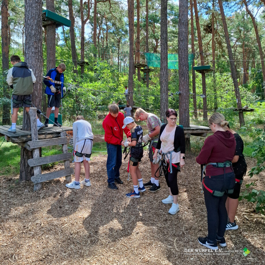 03 Fahrt in den Kletterwald Lübben am 11. August 2026 . Am 11. August 2026 starteten trafen wir uns mit unseren Ferienkids am Bahnhof Senftenberg, schnürten unsere Verpflegungspacks und machten uns mit dem RE 7 auf die Reise Richtung Lübben. Und dann ging im Kletterpark ordentlich die Post ab. Nach einer Einweisung vor Ort stellten sich unsere Ferienkids härtesten Herausforderungen und Nervenkitzeln. 😊 Mut, gute Laune und vor allem Sportsgeist hatten wir dabei. . . . Ein großer Dank geht hierbei an das Jugendamt Senftenberg und den Landkreis OSL für die finanzielle Unterstützung. . #sozialarbeit #senftenberg #sozialarbeiterin #sozialarbeiter #ferienprogramm ferienaktion ferien schulsozialarbeit derwürfel_ev clubwk3 kinderundjugendarbeit jugendarbeit soziales wer_das_liest_ist_toll jugendförderung freizeit see jugendarbeit lesenisttoll duauch schulsozialarbeit_gs_am_see regenbogengrundschule sozialarbeitanschulen würfele.v. clubwk3 soziales jugendförderung freizeit see jugendarbeit Beteiligung 18a