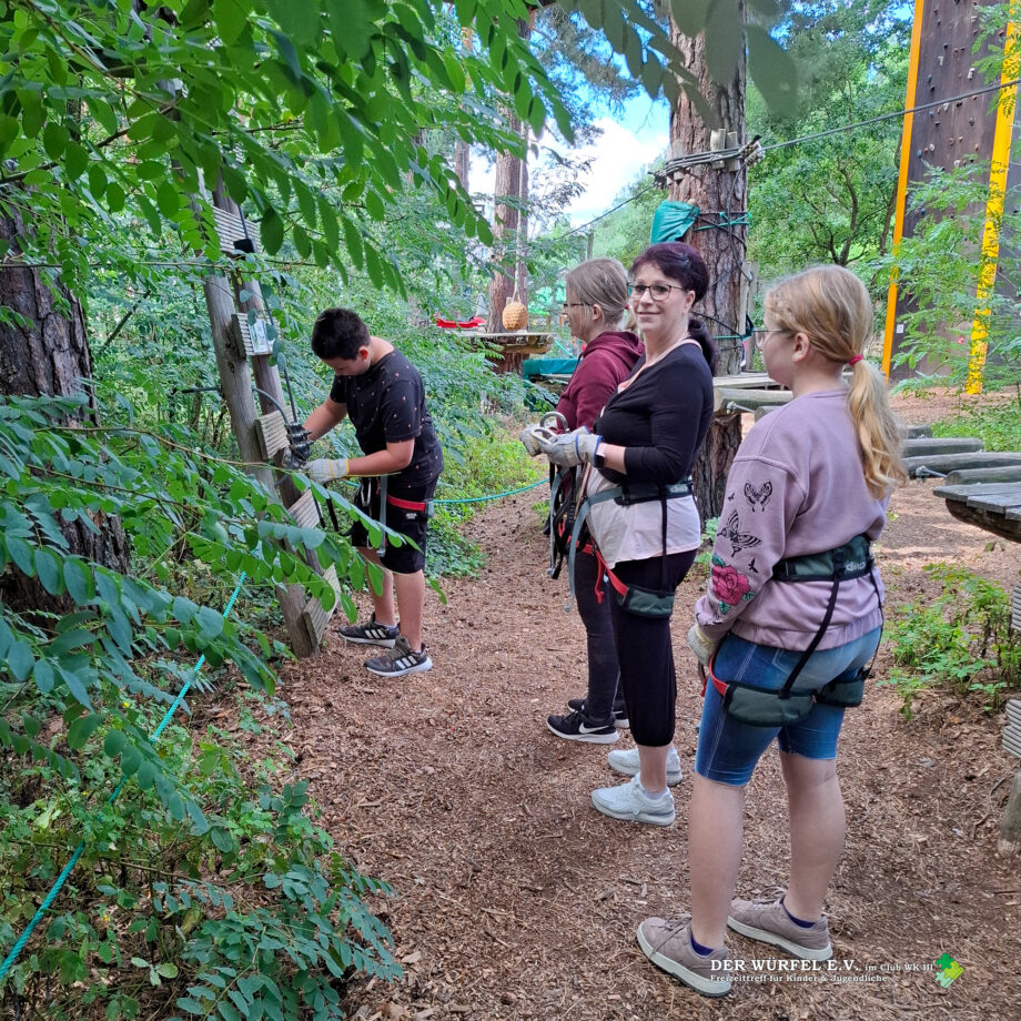 04 Fahrt in den Kletterwald Lübben am 11. August 2026 . Am 11. August 2026 starteten trafen wir uns mit unseren Ferienkids am Bahnhof Senftenberg, schnürten unsere Verpflegungspacks und machten uns mit dem RE 7 auf die Reise Richtung Lübben. Und dann ging im Kletterpark ordentlich die Post ab. Nach einer Einweisung vor Ort stellten sich unsere Ferienkids härtesten Herausforderungen und Nervenkitzeln. 😊 Mut, gute Laune und vor allem Sportsgeist hatten wir dabei. . . . Ein großer Dank geht hierbei an das Jugendamt Senftenberg und den Landkreis OSL für die finanzielle Unterstützung. . #sozialarbeit #senftenberg #sozialarbeiterin #sozialarbeiter #ferienprogramm ferienaktion ferien schulsozialarbeit derwürfel_ev clubwk3 kinderundjugendarbeit jugendarbeit soziales wer_das_liest_ist_toll jugendförderung freizeit see jugendarbeit lesenisttoll duauch schulsozialarbeit_gs_am_see regenbogengrundschule sozialarbeitanschulen würfele.v. clubwk3 soziales jugendförderung freizeit see jugendarbeit Beteiligung 18a